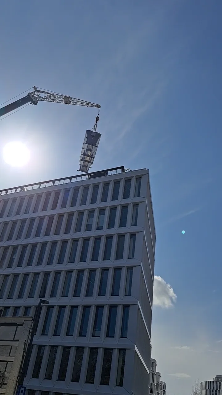 Operacja montażu lub demontażu chillera Carrier z użyciem dużego dźwigu