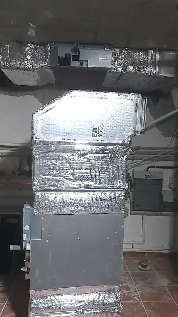 Kanałowy blok wewnętrzny Daikin podczas przygotowania i montażu