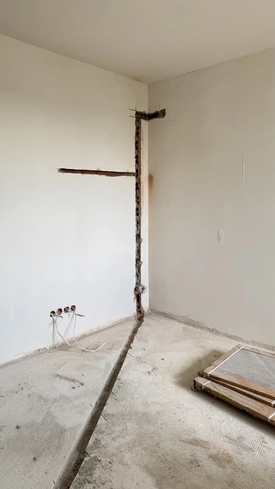 Gotowe pionowe i poziome bruzdy pod instalację klimatyzatora w ścianie i posadzce