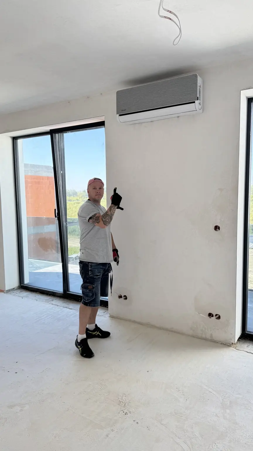 Monter Profair przy zamontowanej jednostce wewnętrznej klimatyzatora Rotenso