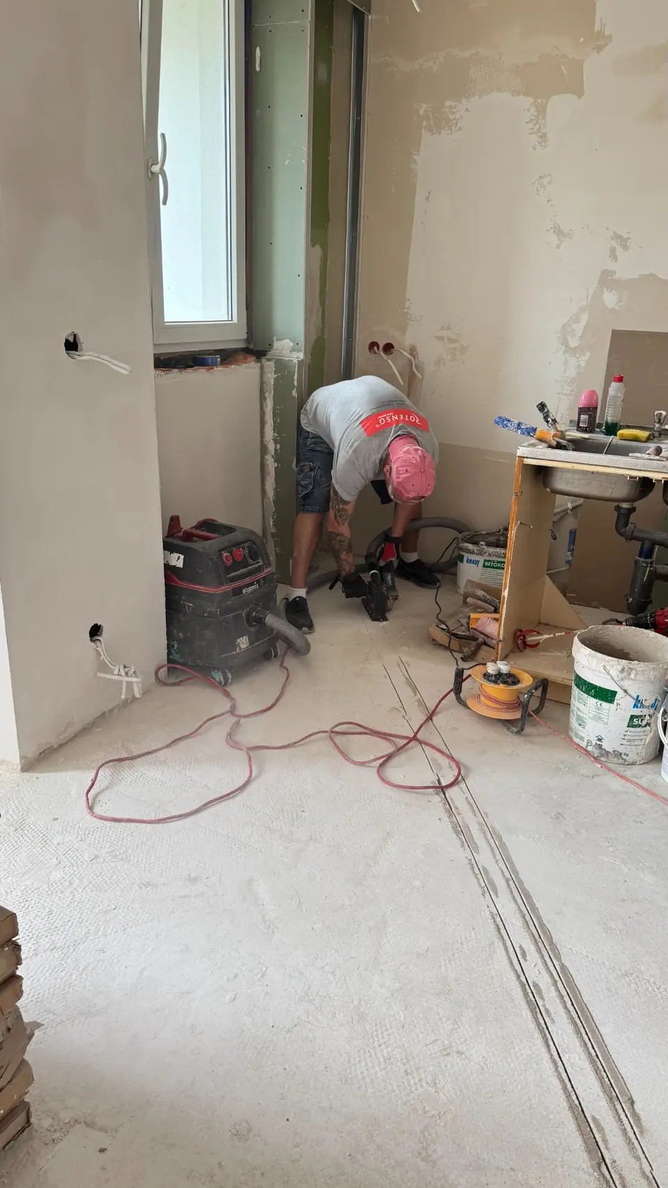 Wykonywanie równoległych nacięć pod instalację chłodniczą