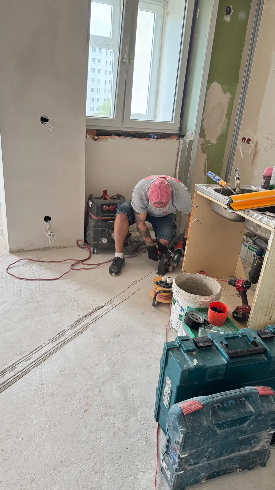 Kontynuacja bruzdy w posadzce pod ukrytą trasę klimatyzacji