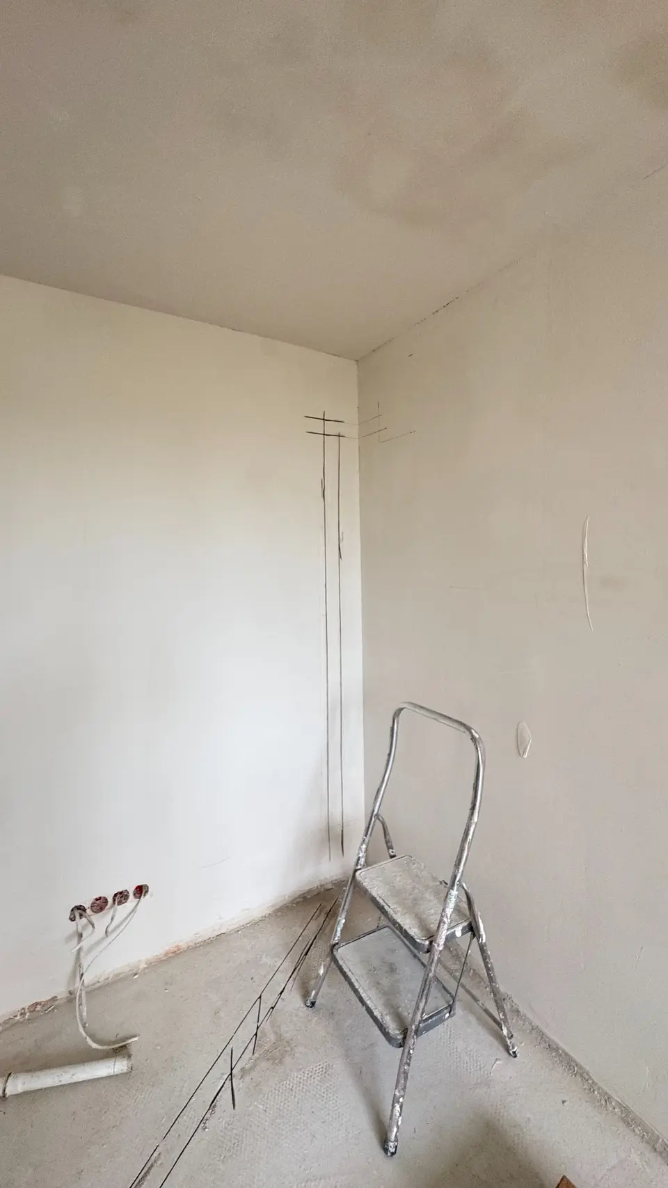Trasowanie bruzdy pod ukrytą instalację klimatyzacji podczas remontu