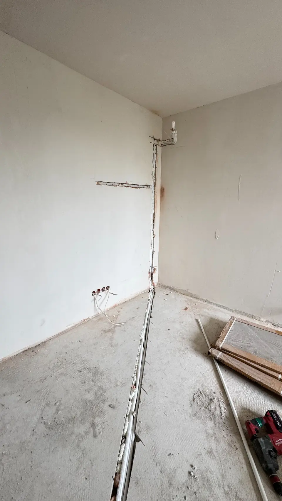 Ułożona trasa chłodnicza w bruździe przed zamknięciem ścian