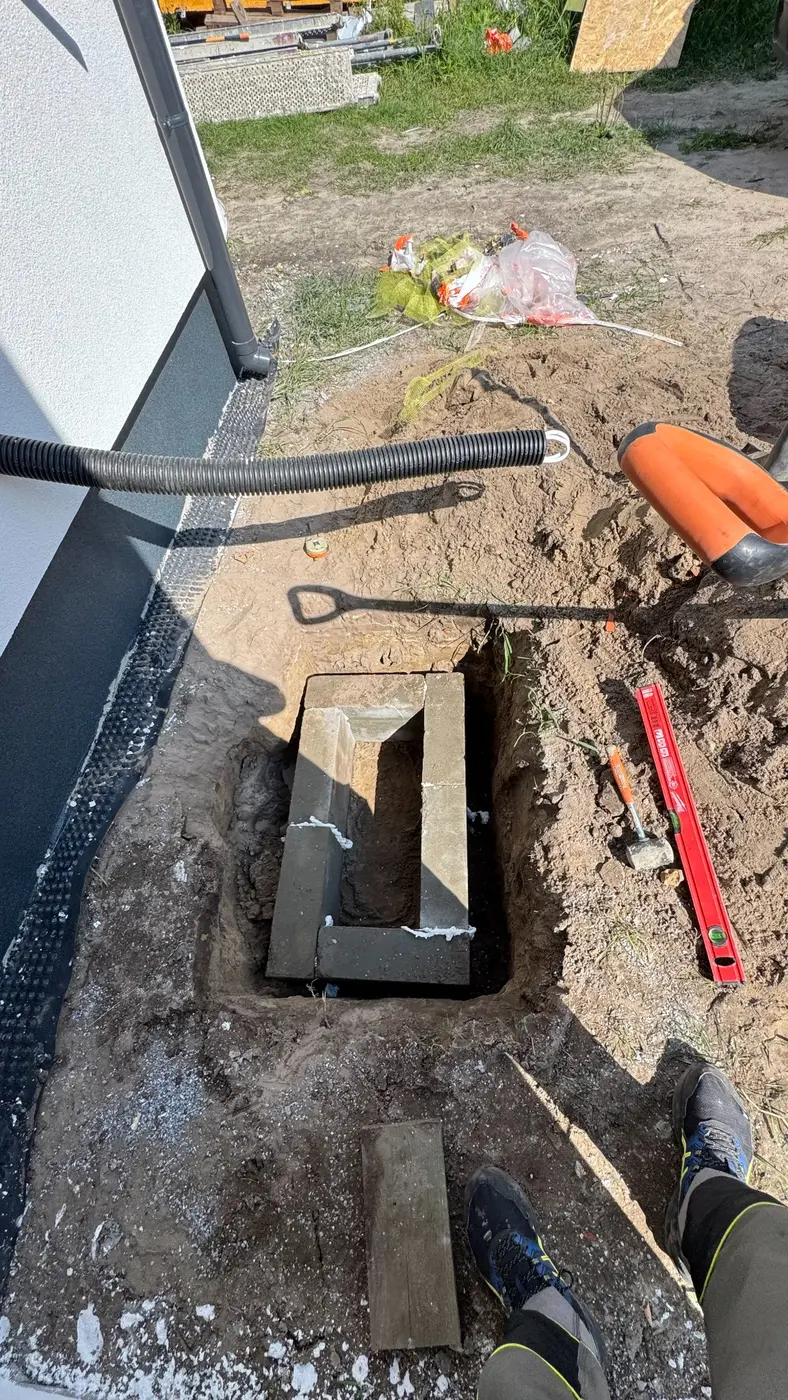 Układanie bloczków fundamentowych pod jednostkę zewnętrzną pompy ciepła Midea