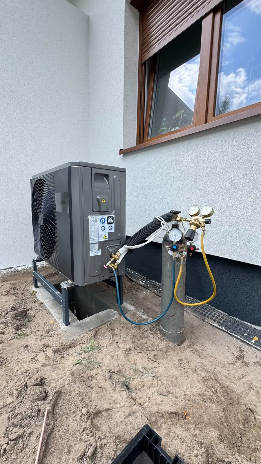 Próba ciśnieniowa instalacji pompy ciepła Midea przy użyciu azotu technicznego