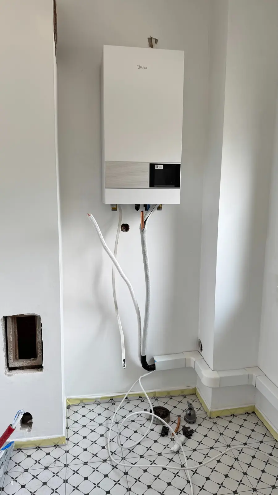 Rury instalacyjne doprowadzone do jednostki wewnętrznej pompy ciepła Midea