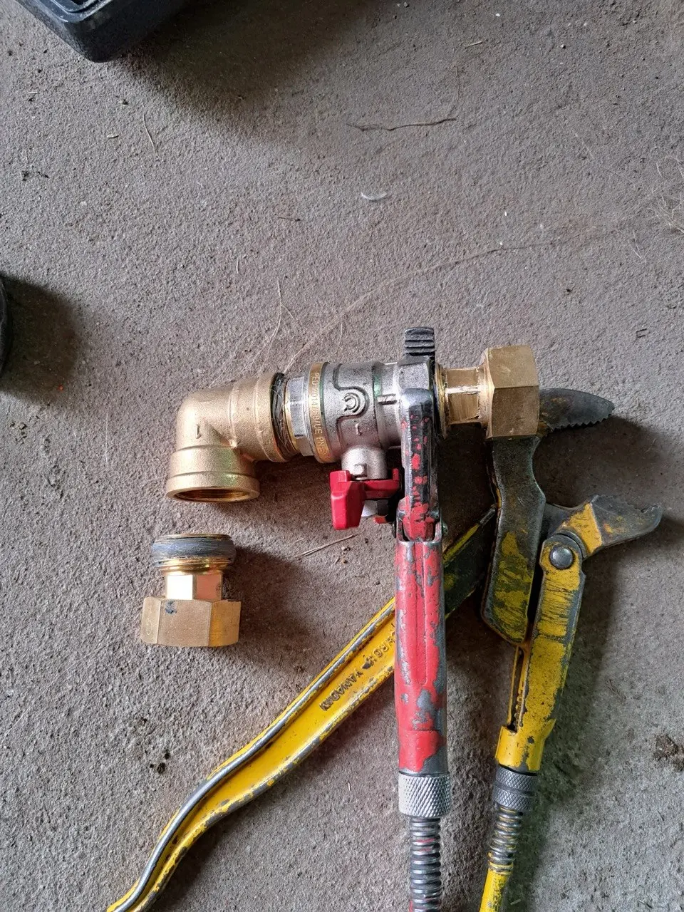 Uszczelnianie połączeń gwintowanych armatury hydraulicznej pompy ciepła