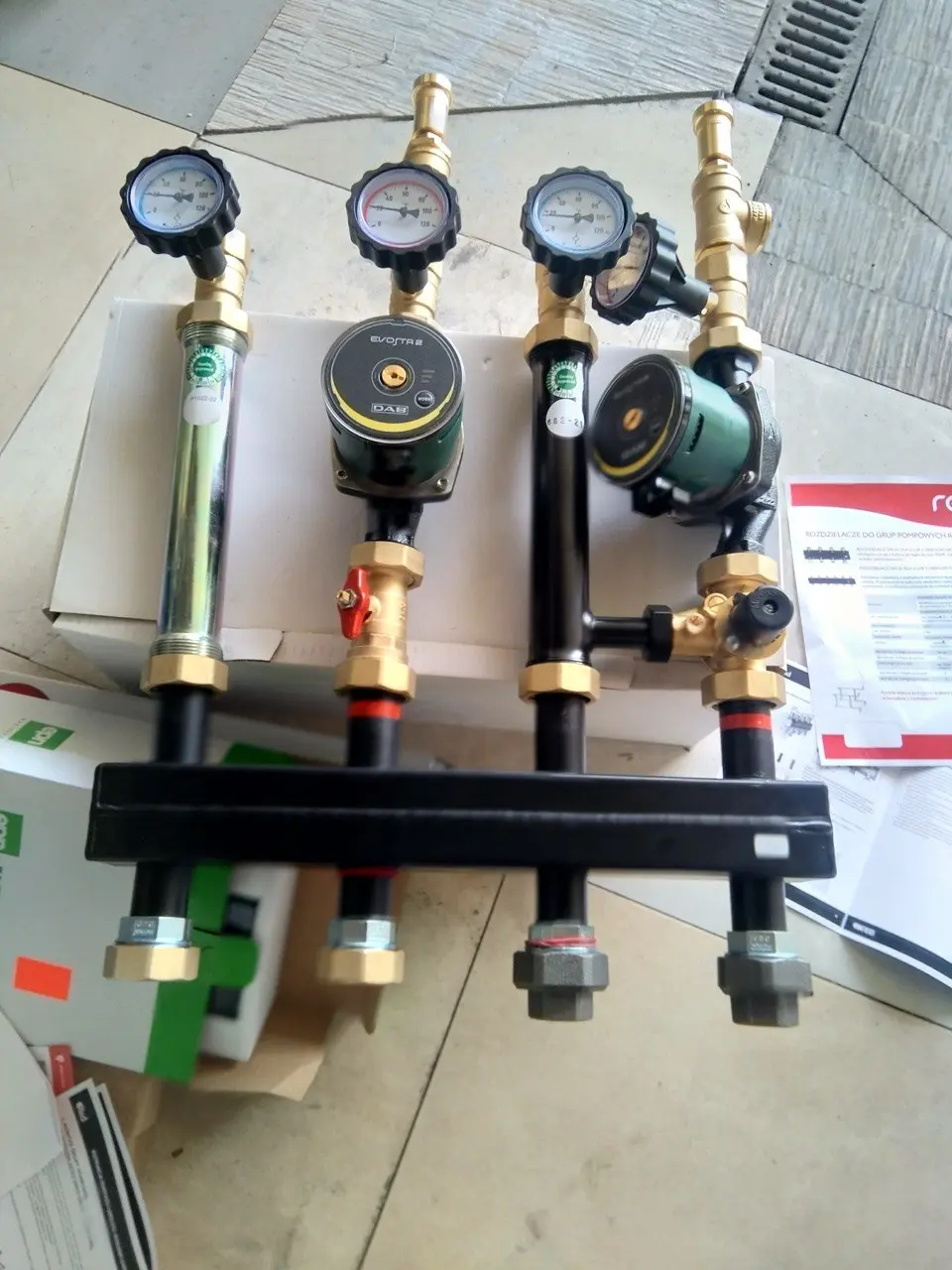 Rozdzielacz hydrauliczny z dwiema grupami pompowymi DAB do instalacji pompy ciepła