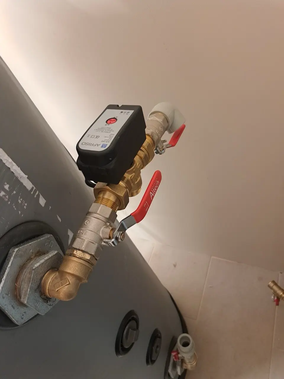 Trójdrogowy zawór przełączający z siłownikiem AFRISO w instalacji pompy ciepła